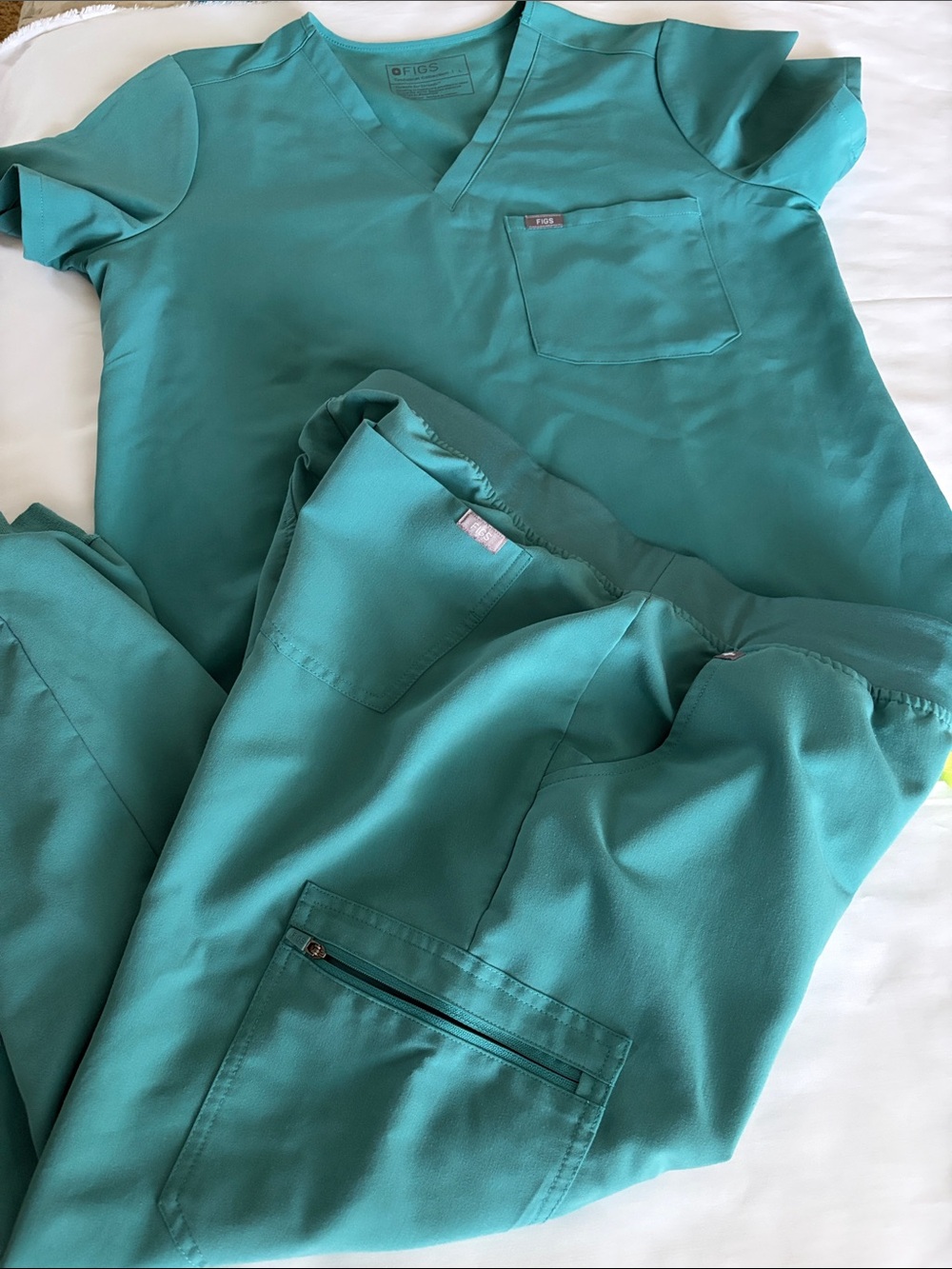 Figs Teal Scrub Set - Women's V-Neck Top & Drawstring Pants